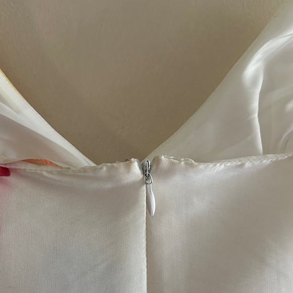 Beautiful floral dress - Picture 7 of 11